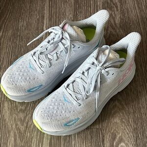 HOKA CLIFTON 9 SNEAKERS